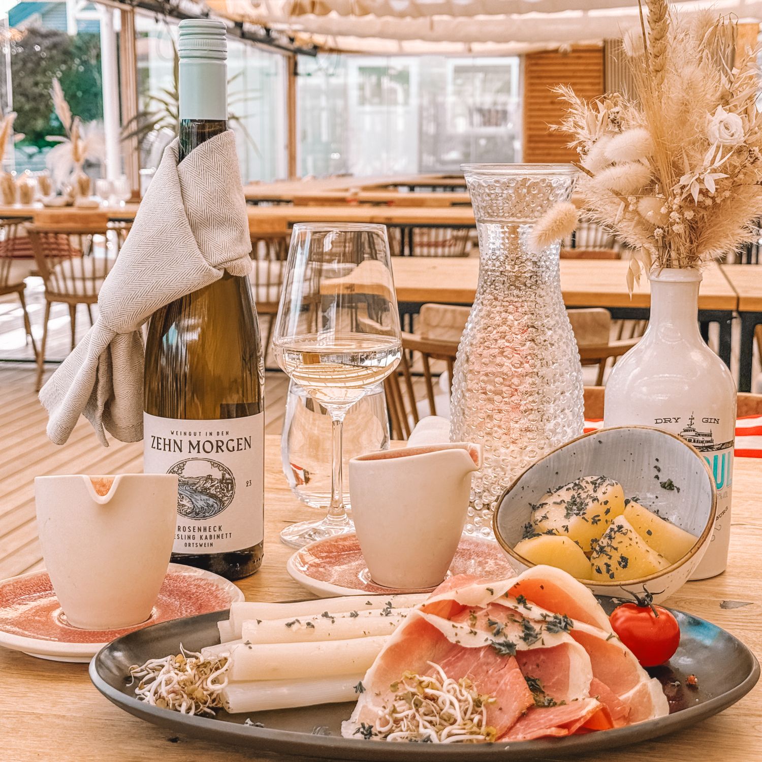 Weißer Spargel mit Schinken, Pellkartoffeln und Wein