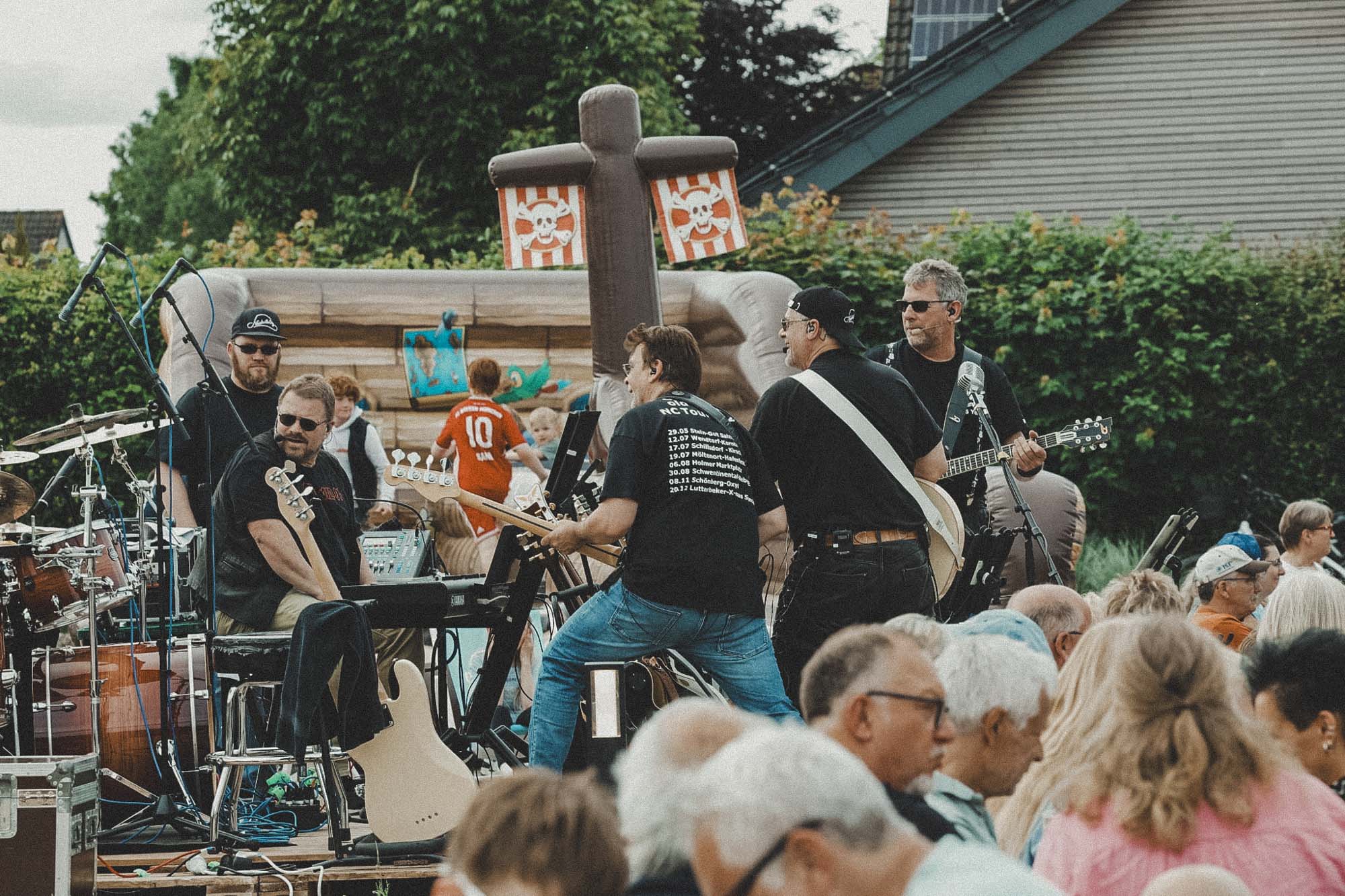 Band mit Publikum und Hüpfburg